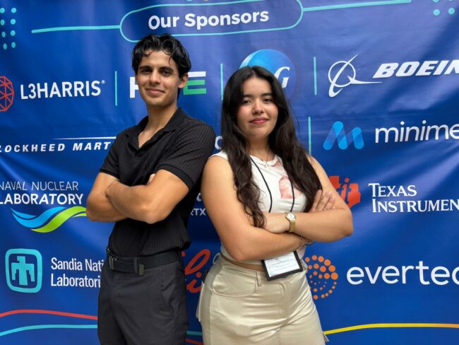Zabdiel Nevárez y Dianaliz Michelle Soto Mercado, estudiantes del Colegio de Ingeniería, participaron de ECoS 2026. Foto José Jiménez Orfila/Prensa RUM