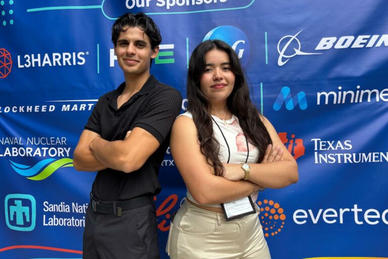 Zabdiel Nevárez y Dianaliz Michelle Soto Mercado, estudiantes del Colegio de Ingeniería, participaron de ECoS 2026. Foto José Jiménez Orfila/Prensa RUM Zabdiel Nevárez y Dianaliz Michelle Soto Mercado, estudiantes del Colegio de Ingeniería, participaron de ECoS 2026. Foto José Jiménez Orfila/Prensa RUM