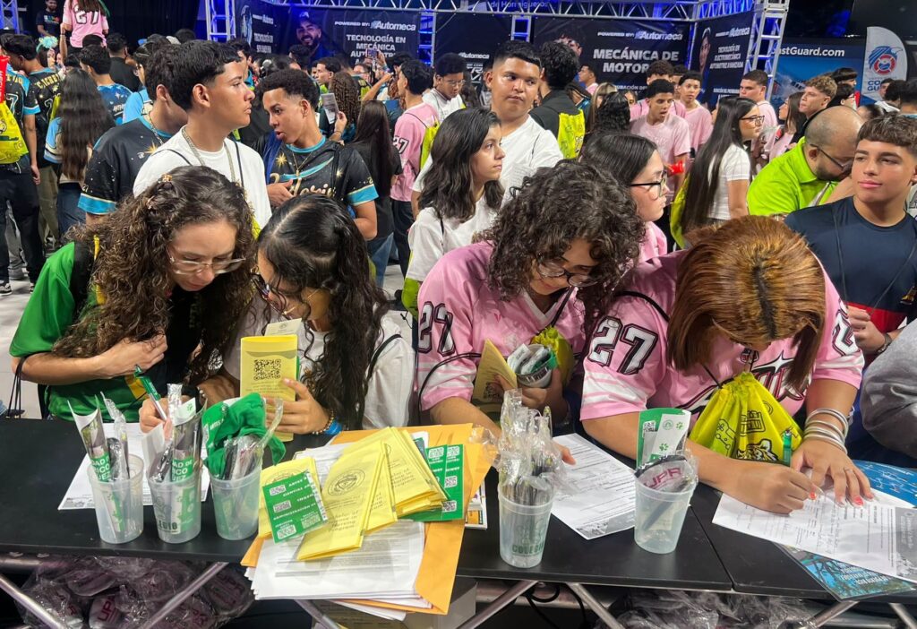 Escolares de sistemas educativos privados y públicos pudieron radicar su solicitud de admisión al RUM. Foto suministrada