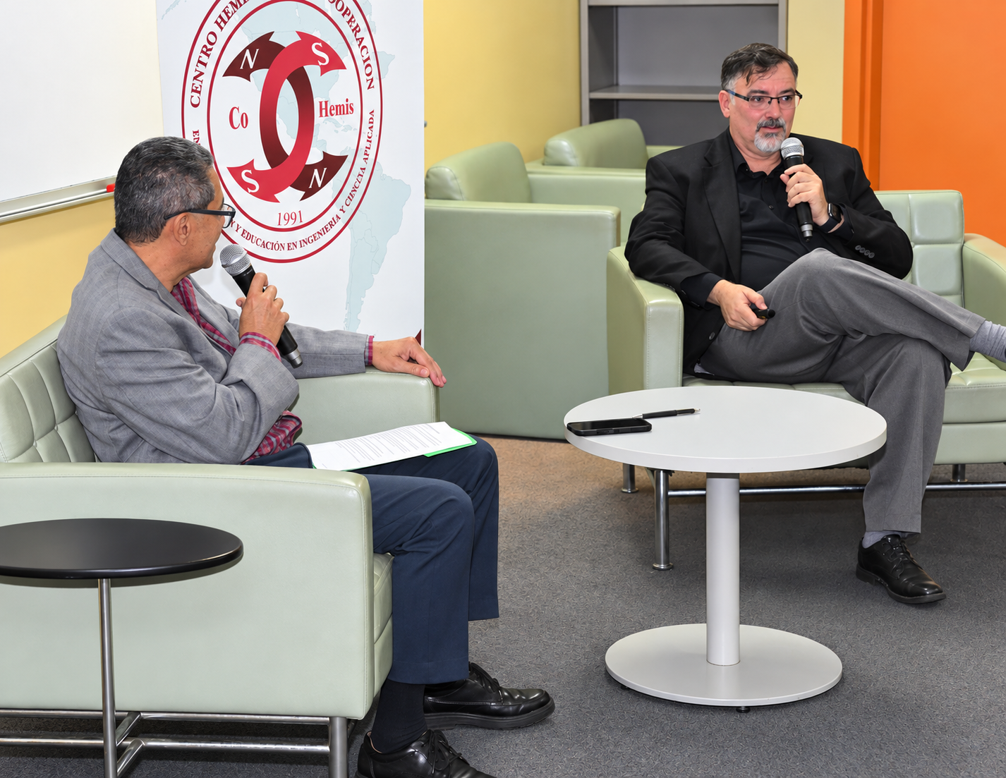 El doctor Matías Cafaro (derecha), catedrático del Departamento de Biología y decano asociado del Colegio de Artes y Ciencias, compartió su recorrido profesional que inició en su natal Argentina. A la izquierda, el doctor Fernando Gilbes, director de CoHemis. Foto Carlos Díaz/Prensa RUM
