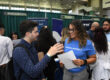 Un estudiante del Recinto Universitario de Mayagüez conversa con una reclutadora durante la más reciente Feria de Empleos.
