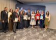 Los profesores del Colegio de Administración de Empresas del RUM que completaron la certificación CAITE, enfocada en inteligencia artificial responsable. Todos de pie sostienen sus certificados, junto a los ejecutivos de la agencia encargada.