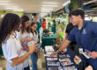 La Oficina de Calidad de Vida del Recinto Universitario de Mayagüez celebró la Feria de bienestar y salud mental. Portavoces de la Administración de Salud Mental y Contra la Adicción (ASSMCA) conversan con estudiantes en su mesa de información.