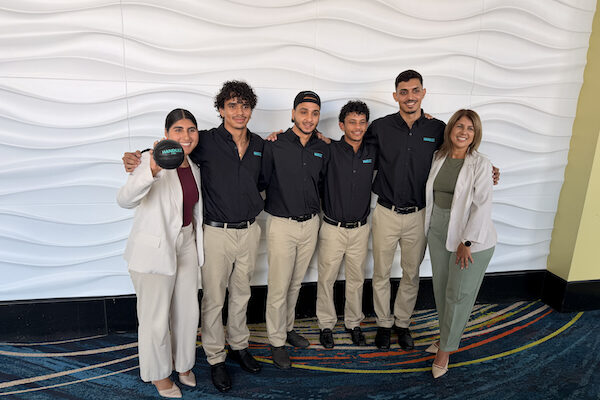 Portada Giovanni Baerga Uselis, estudiante del Recinto Universitario de Mayagüez (segundo de derecha a izquierda) clasificó como uno de los cuatro finalistas de la competencia nacional de Enactus Puerto Rico. Lo acompañan, desde la izquierda, Ninoshka Arroyo Valentín, los presentadores de su grupo y la doctora Patricia Valentín Castillo, catedrática asociada de ADEM y mentora del capítulo estudiantil colegial de Enactus. Todos de pie y Ninoshka sostiene el balón de la propuesta empresarial de Handlez.