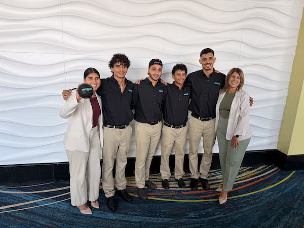 Giovanni Baerga Uselis, estudiante del Recinto Universitario de Mayagüez (segundo de derecha a izquierda) clasificó como uno de los cuatro finalistas de la competencia nacional de Enactus Puerto Rico. Lo acompañan, desde la izquierda, Ninoshka Arroyo Valentín, los presentadores de su grupo y la doctora Patricia Valentín Castillo, catedrática asociada de ADEM y mentora del capítulo estudiantil colegial de Enactus. Todos de pie y Ninoshka sostiene el balón de la propuesta empresarial de Handlez.