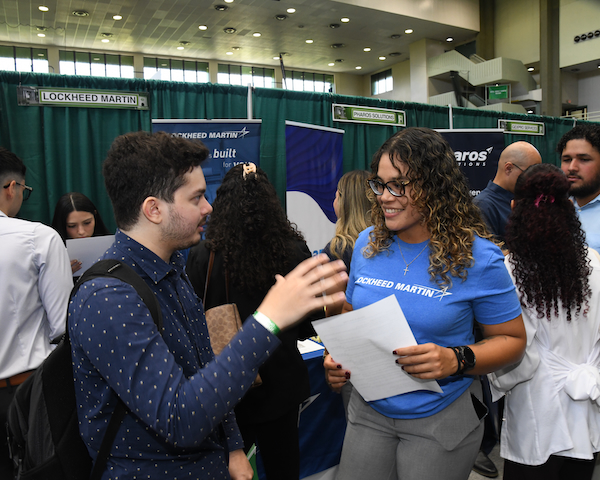 Un estudiante del Recinto Universitario de Mayagüez conversa con una reclutadora durante la más reciente Feria de Empleos.
