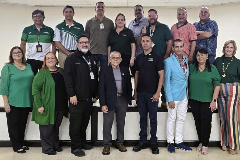 Catorce empleados del Recinto Universitario de Mayagüez (RUM), adscritos a dependencias clave para el manejo de emergencias y la continuidad operacional e integrantes del Comité Operacional de Emergencias (COE) del Recinto, completaron la certificación Community Emergency Response Team (CERT), capacitación que fortalece la preparación institucional y la capacidad de respuesta de la comunidad universitaria ante situaciones de riesgo. Suministrada Catorce empleados del Recinto Universitario de Mayagüez (RUM), adscritos a dependencias clave para el manejo de emergencias y la continuidad operacional e integrantes del Comité Operacional de Emergencias (COE) del Recinto, completaron la certificación Community Emergency Response Team (CERT), capacitación que fortalece la preparación institucional y la capacidad de respuesta de la comunidad universitaria ante situaciones de riesgo. Suministrada