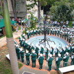 Banda junto al árbol de la vida.