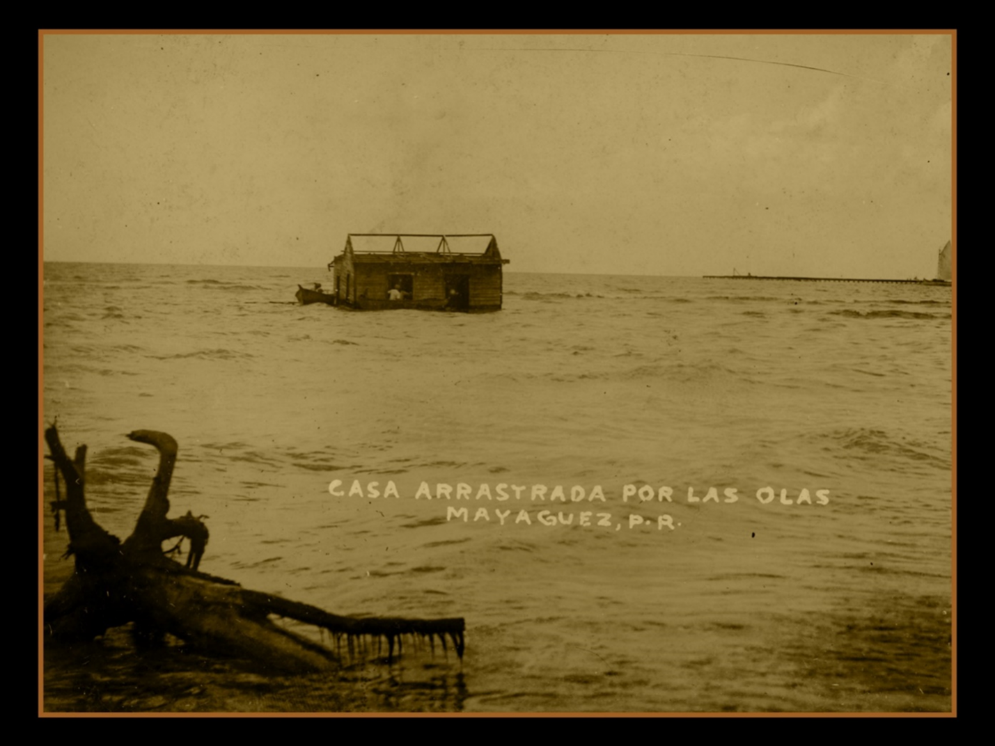Imagen de casa arrastrada por las olas.